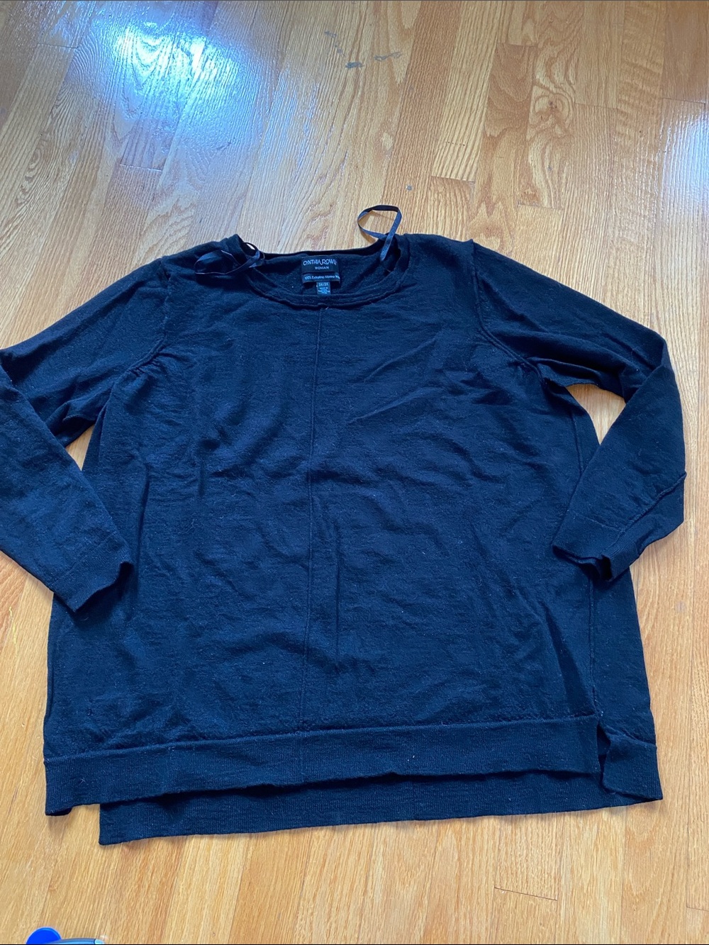 100% extrafine merino wool Cynthia Rowley Black Crewneck Sweater